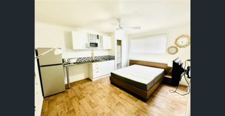 Modern Room with Ensuite & Kitchenette – All Utilities Included! - Photo 4