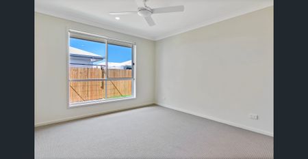 Modern, Spacious, 4 Bed + Media + Ducted Air Con - Photo 4