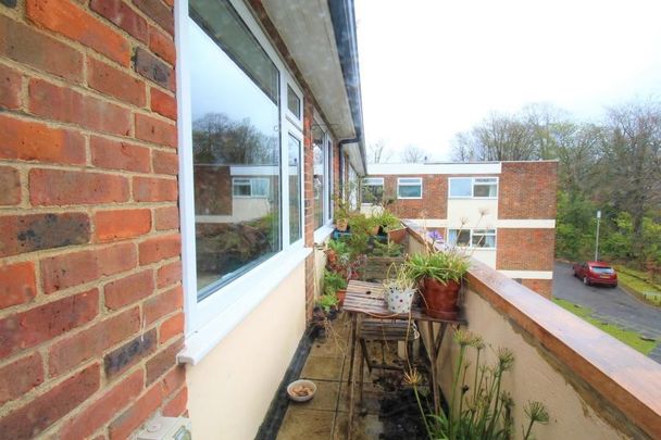 15, Warren Road, Guildford, Surrey, GU1 - Photo 1
