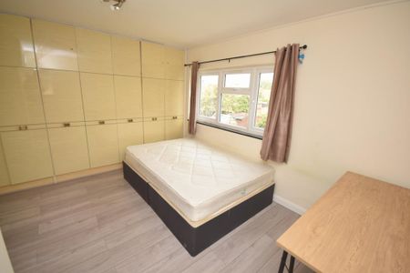4 bedroom end of terrace house to rent - Photo 2