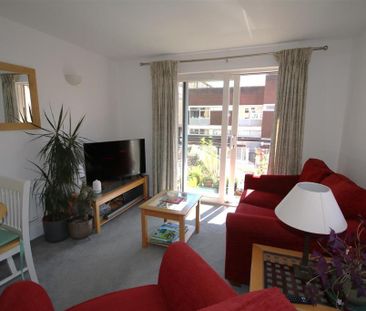 1 bedroom in a house share to rent - Photo 2