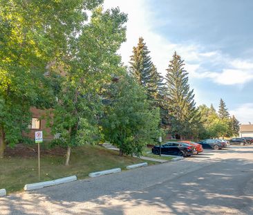 1825 Woodview Dr SW, Calgary - Photo 2