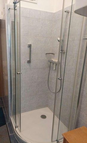 Perfekt für Singles oder Paare, die zentrumsnah und trotzdem ruhig wohnen möchten - Photo 2