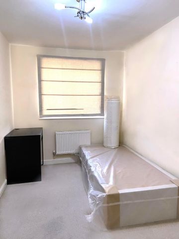 Room in a Shared House, Frank Birchill Close, M40 - Photo 4