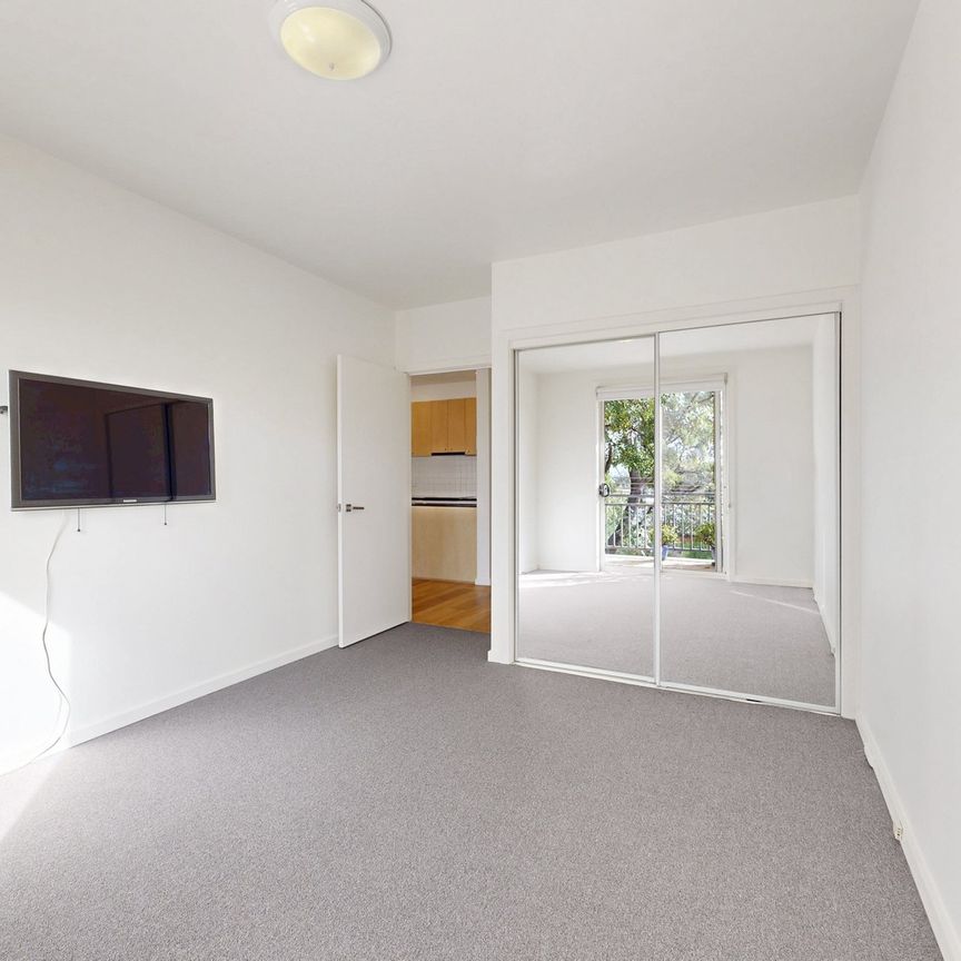 "Convenient 2-Bedroom Unit Near Strathmore Train Station" - Photo 1