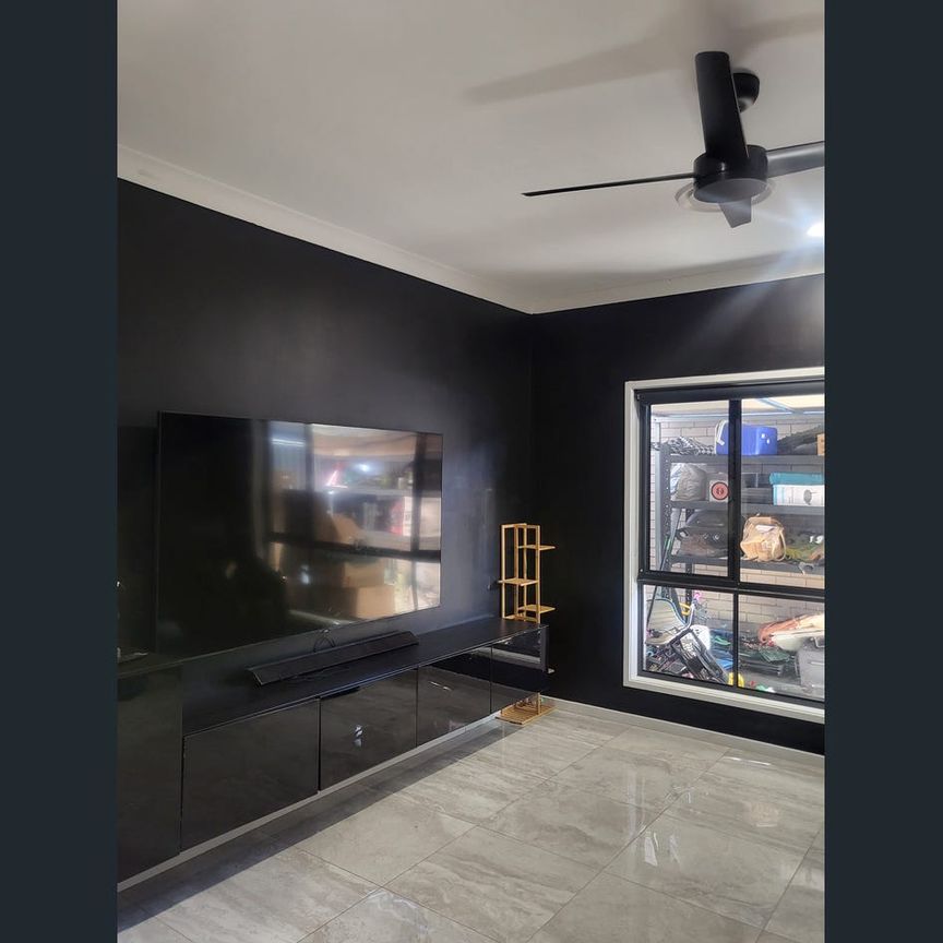 Taigum-Large family home- 5 bedrooms with 2x master bedrooms with ensuite- - Photo 1