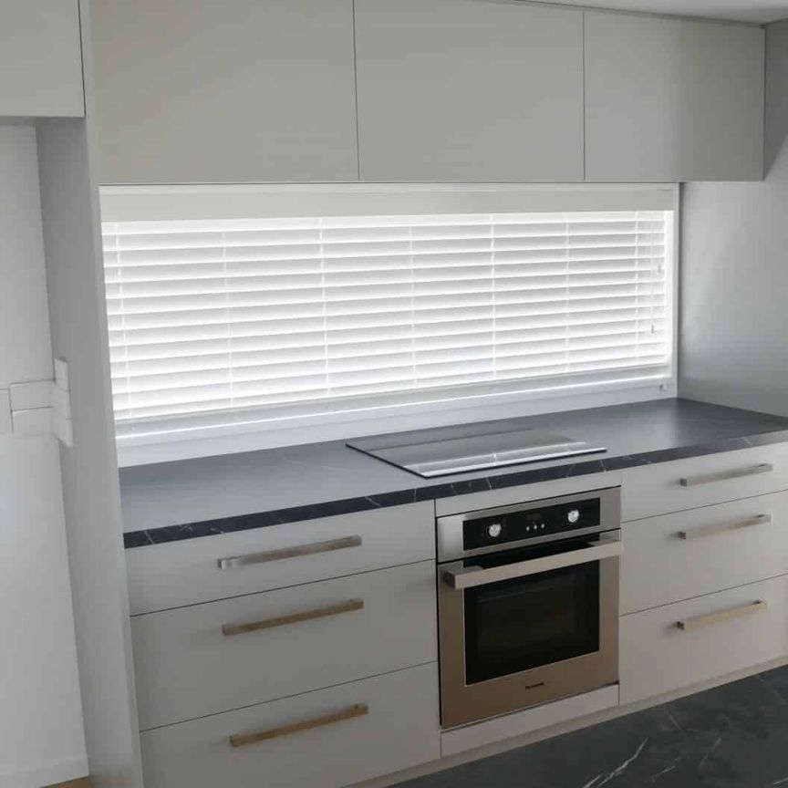 RUSSLEY -MODERN, 2 BEDROOMS, HEATPUMP, INTERNAL ACCESS GARAGE - Photo 1