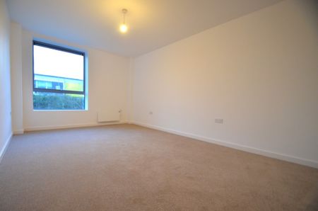 2 bedroom Ground floor flat to rent - Photo 2