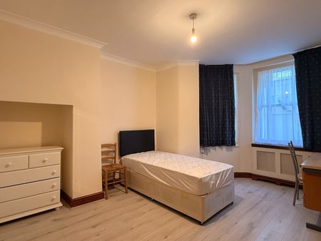2 Bed Flat, Penywern Road, SW5 - Photo 5