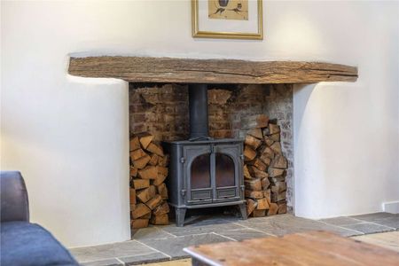 Offered in immaculate condition with space and character in abundance, an outstanding 5 bedroom barn conversion on a half acre plot in the heart of the beautiful village of Gomshall - Photo 3