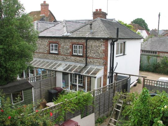Charming Period Cottage to let in Westbourne - Photo 1