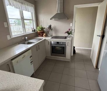 THREE BEDROOMS - HIGHBURY - Photo 2