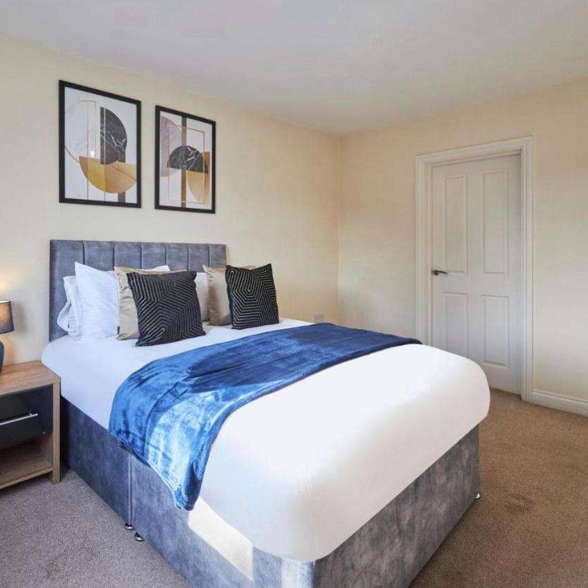 Spacious New Luxury Rooms close to Public Transport Room 3 - Photo 1