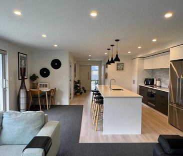 Executive family living in sort after Frimley - Photo 2