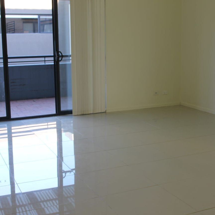 Well presented 2 Bedroom security unit, close to buses. - Photo 1