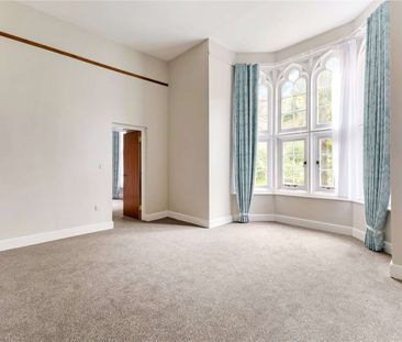 Charming Ground Floor Apartment in Historic Castle Setting - Photo 3