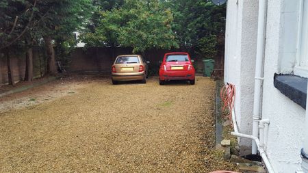 2 bedroom flat - Photo 3