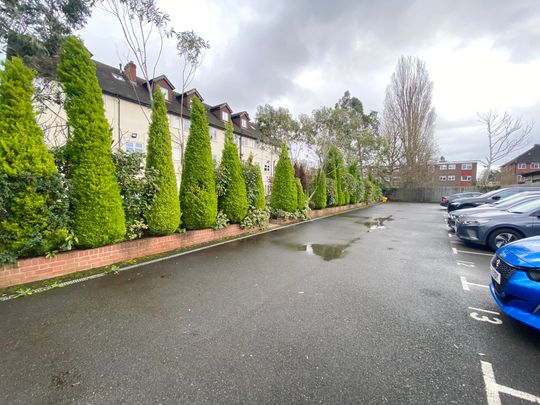 Three Bedroom Flat -TO LET- Pinner- HA5 - Photo 1