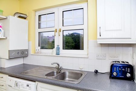 2 bedroom flat to rent - Photo 2