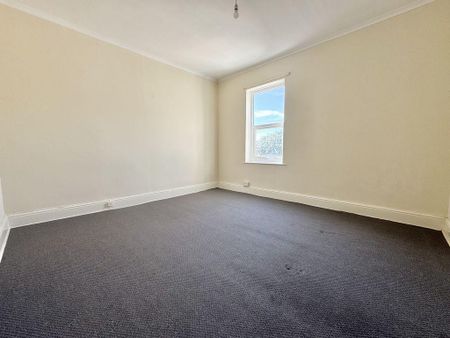3 bedroom flat to rent - Photo 5