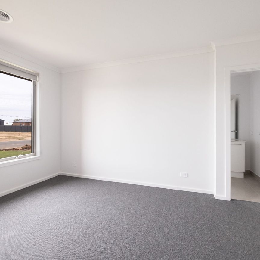 Contemporary Living - Photo 1