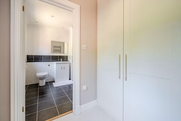 Presenting this charming home in the heart of Ascot - Photo 1