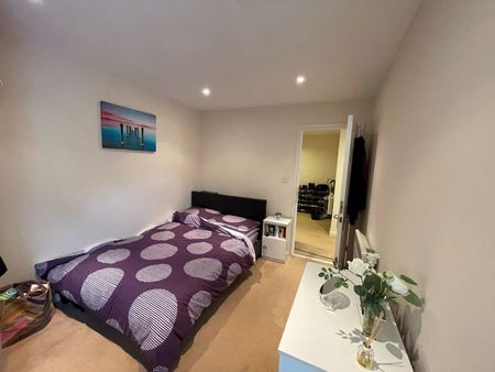 2 bed flat to rent in Cossack Street, Rochester, ME1 - Photo 4