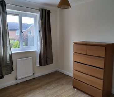 3 bedroom Mid Terraced House - Morecambe Close, Stevenage - Photo 3