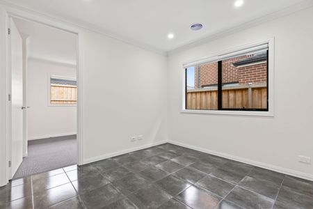 Stunning 4-Bedroom Home with Modern Amenities in Heart of Wollert! - Photo 2