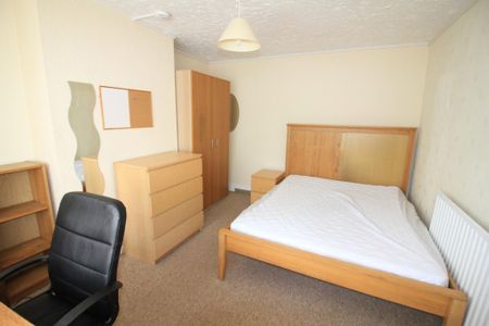 4 bedroom semi-detached house to rent - Photo 2