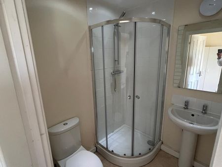 1 bedroom in a house share to rent - Photo 4