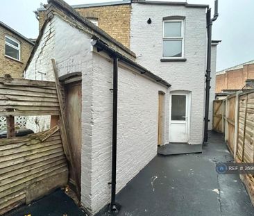 3 bedroom end of terrace house to rent - Photo 1