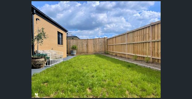 LUXURIOUS FAMILY HOME!!! - Photo 1