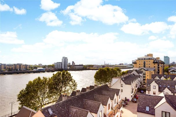 A substantial duplex penthouse which offers impressive views over the London skyline. The property is positioned in a secure gated development. - Photo 1