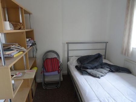 1 bedroom in a house share to rent - Photo 2