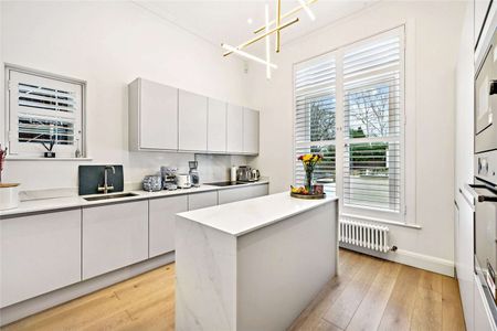 A beautifully refurbished gated residence on Abbey Road, NW8, with private parking for four cars - Photo 3