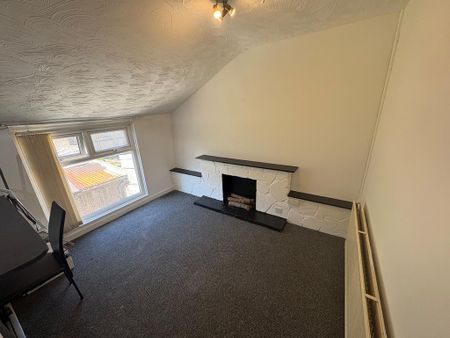 3 bedroom flat to rent - Photo 3