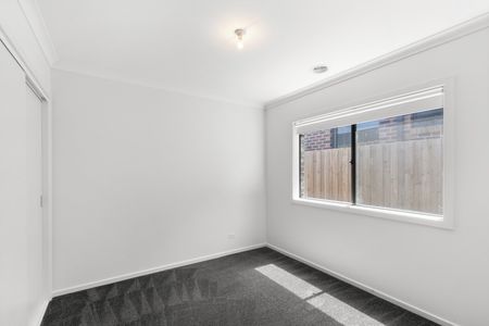 Modern Four Bedroom Home Near Ballarat Wildlife Park! - Photo 2