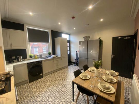 Warrels Place (Room 5), Bramley, Leeds - Photo 1