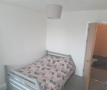 Room in a Shared Flat, New Devonshire Square, M7 - Photo 3