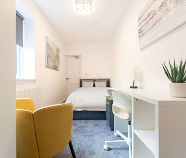 Brand New Ensuite | Luxury House in Wigan | 50% Off 1st Month Rent! - Photo 2