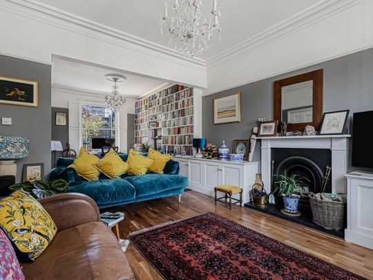 4 bedroom end of terrace house to rent - Photo 1