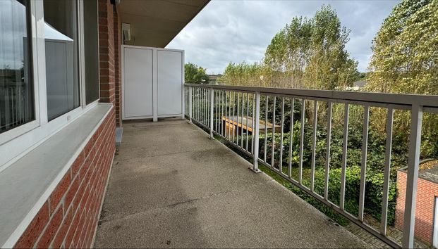 Appartement met twee slaapkamers en terras op centrale locatie te Deurne! - Photo 1