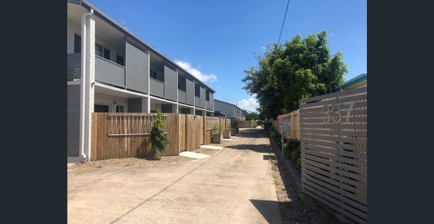 MODERN THREE BEDROOM UNIT IN IDEAL LOCATION - Photo 1