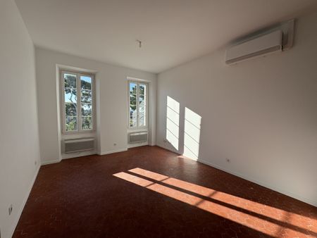 Location Appartement 4 pièces 93m² MARSEILLE 12ème - Photo 2