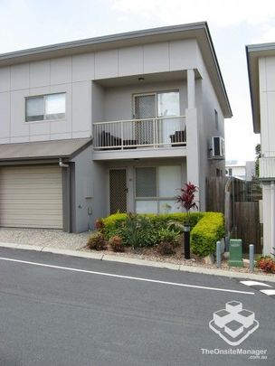 Ducted AC 3 bedroom townhouse - Photo 1