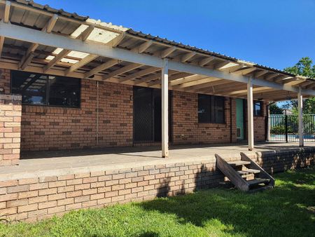 Spacious Three Bedroom House with Air Conditioning and Inground Pool - Photo 3