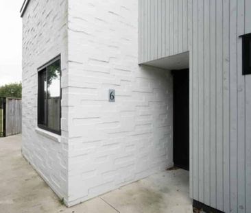 Luxury Living in Prime Location - 3 Bedroom Designer Apartment - Photo 3