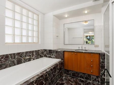 Spacious 3 Bedroom Apartment with City View - Photo 4