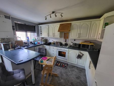 3 bedroom end of terrace house to rent - Photo 3